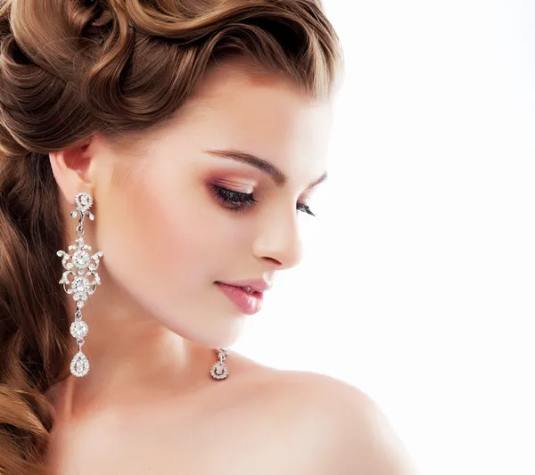 Pure schoonheid. aristocratische profiel van lachende dame met glanzende diamanten oorbellen. vrouwelijkheid en raffinement — Stockfoto