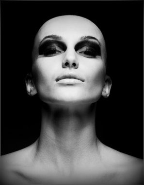 aşırı. Eksantrik tüysüz kadın portresi. traş kafatası. Fütürizm