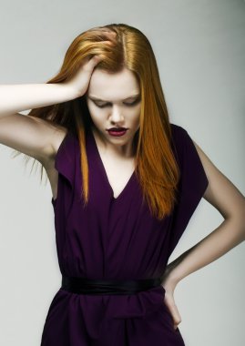 üzüntü. stres içinde el ile kırmızı başını tutan kadın. depresyon