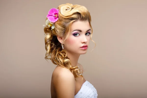 Charme. Portrait d'Élégant Cheveux Blonds Femme Fiancée avec Fleurs. La féminité — Photo