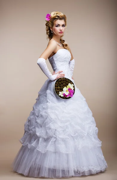 Bruiloft. Newlywed in witte jurk bedrijf speciale boeket van bloemen — Stockfoto