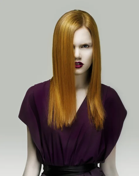 Míralo. Exquisito cabello dorado mujer con estilo en vestido violeta. Arrogancia — Foto de Stock
