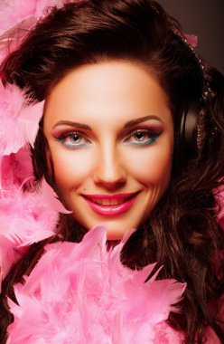 mutlu bir gülümseme. çekici şehvetli esmer - sofistike. yaşam tarzı