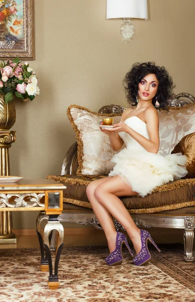 Luxusní dáma sedí na retro pohovka s víčkem na kávu. klasický interiér — Stock fotografie
