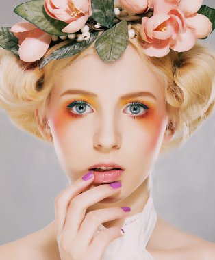 Elegance. pembe çiçekli hakiki doğal sarışın gelin. Sanat