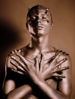 Boyama. BodyArt. Bronz insan vücudu gölgede boyalı. Grace