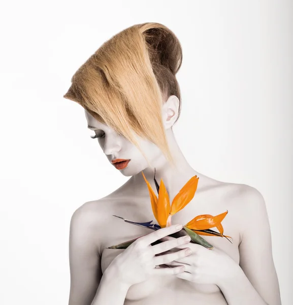 Fantasy. konstnärskap. futuristiska kvinna med gul blomma. trendiga håruppsättning, bodyart make-up — Stockfoto