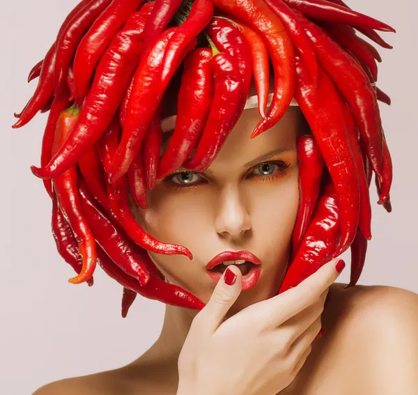 Glamour. Hot Chili Pepper på blanka kvinnans ansikte. Kreativa koncept — Stockfoto