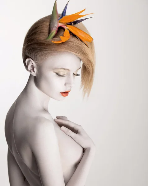 Zbarvení. bodypainting. krásná zasněná žena s květem. futurismus. stříbrný kůže — Stock fotografie