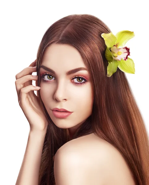 甘やかします。髪の蘭の新鮮な花で穏やかな女性。優しさ — ストック写真