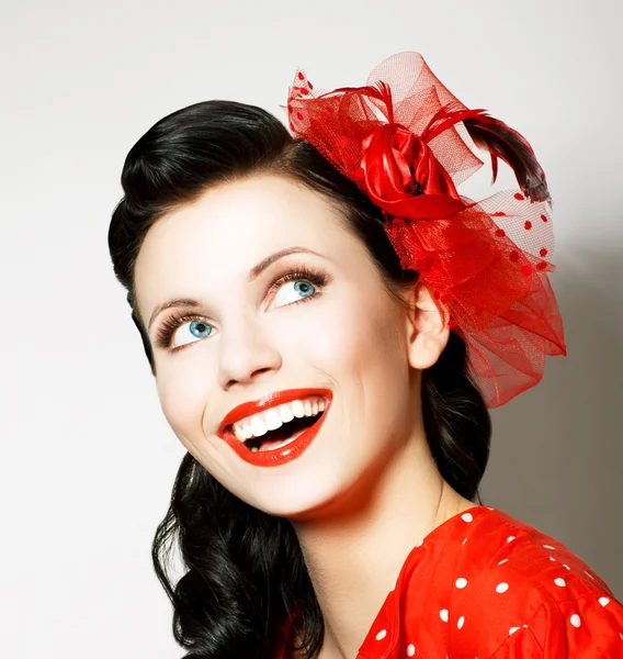 Vitalidade. Jovem alegre com Red Bow desfrutando. Prazer. — Fotografia de Stock