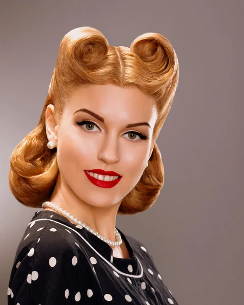 Nostalgia. Mulher sorridente com estilo retro Golden Hair Style. Nobreza — Fotografia de Stock