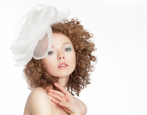 Romance. Raffinerad burrigt gyllene hår kvinna med vit rosett. Sinnlighet & kvinnlighet — Stockfoto