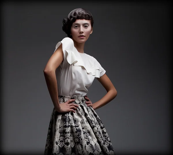 Begreep fascinerende vrouw in klassieke elegante blouse en rok. aristocratie — Stockfoto