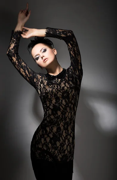 Gratie. verleidelijk stijlvolle vrouw in zwarte jurk in mijmering. Felicity — Stockfoto