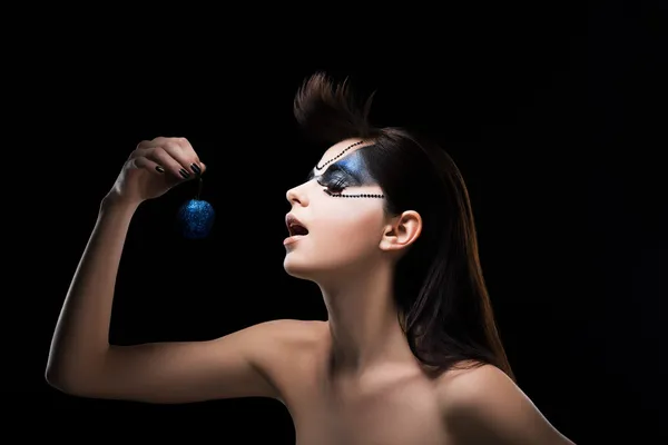 Fantasía. Imagen de una mujer elegante sosteniendo una bola azul en la mano. Inspiración — Foto de Stock