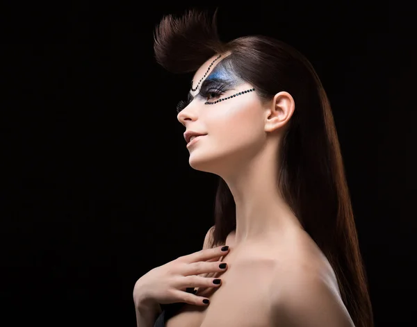Výkon. výstřední bruneta s modrým leskem masku na tváři. umění — Stock fotografie