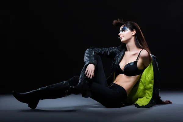 Módní. ultramoderní okouzlující žena, sedící v moderním oblečení. Daydream — Stock fotografie