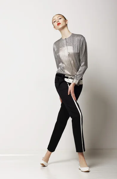 Mode de vie. Sporty Slim Femme en pantalon noir - collection d'été. Glamour — Photo