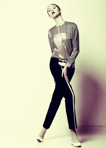 Vogue. Bonita modelo de moda en pantalones negros posando. Feminidad —  Fotos de Stock