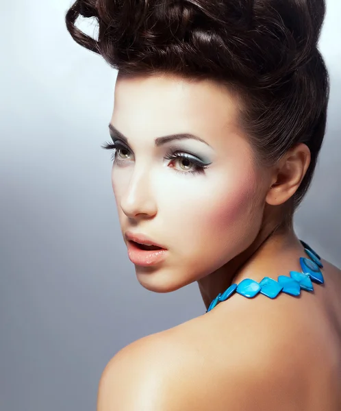 Pleť. Profil fascinující nádherná bruneta s přírodní make-up. upřesnění — Stock fotografie