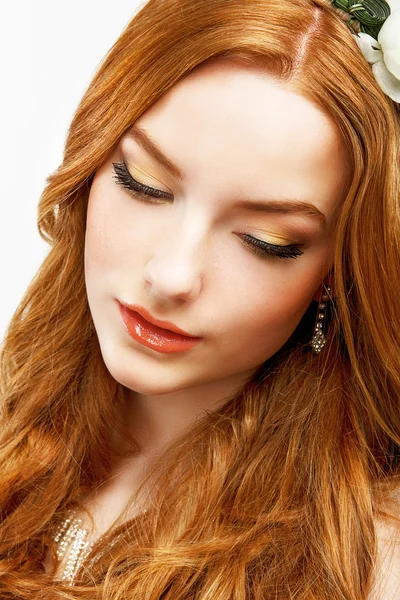 Wellness. tvář poklidné zlaté vlasy dívka s hladkou čistou zdravou kůži. přírodní make-up — Stock fotografie