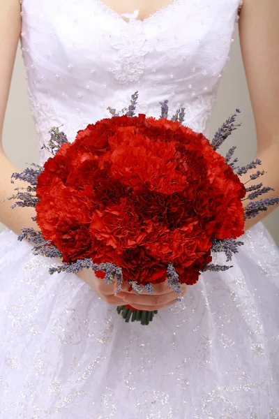 Donation. Compliment.Vernal bukett röda blommor i kvinnas händer. Sällhet — Stockfoto