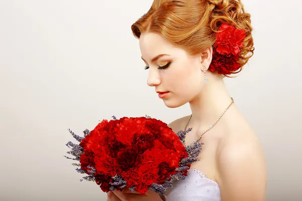 Milde. Profil einer ruhigen Frau mit rotem Blumenstrauß. Ruhe & Sanftheit — Stockfoto