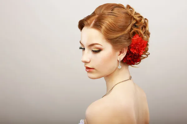 Sny na jawie. czułość. złote włosy kobieta z czerwonych kwiatów. Platynowy blask naszyjnik — Zdjęcie stockowe