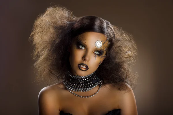 Divadlo. Fáze. Pozlacené ženské společnosti Faceart. Výkon. Zlatá kůže - Haute Couture — Stock fotografie