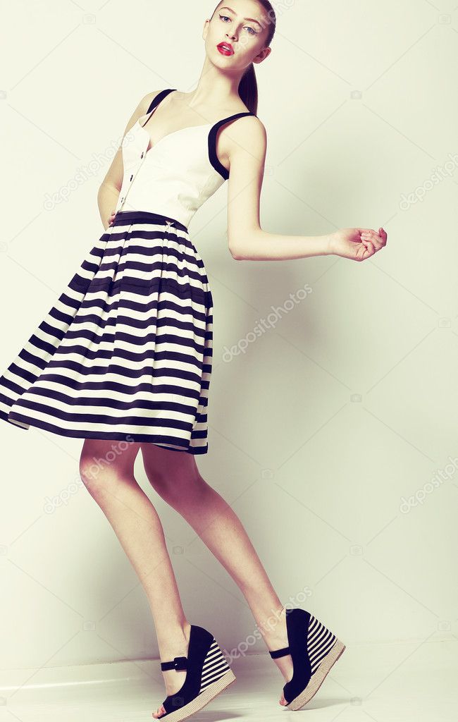 Mujeres en vestido corto fotos de stock, imágenes de Mujeres en vestido corto sin royalties | Depositphotos Mujeres en vestido corto fotos de stock, imágenes de Mujeres en vestido corto sin royalties | Depositphotos
