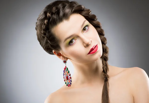 Portrét světlé bruneta s klenoty - kulaté barevné náušnice. svítící bižuterie — Stock fotografie