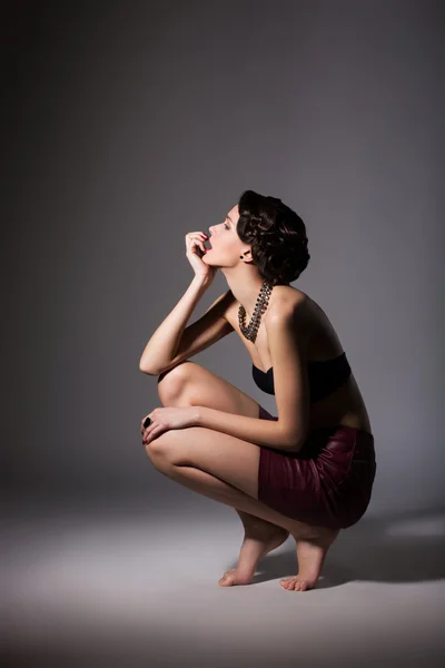 華やかな魅力的なの跣足の女性は彼女の空想しゃがみ込んに座っています。デイドリーム — ストック写真