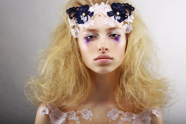 Fantasme. Portrait de Blond Lumineux avec Maquillage Inhabituel. Créativité — Photo