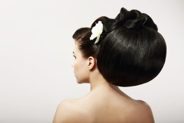 saç bakım. moda model yaratıcı saç modeli ile ters. çiçek ile pürüzsüz ve sağlıklı siyah saçlı. Spa Salonu