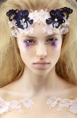 Gaze. fantezi. parlak görüntüsü büyüleyici safkan trendy kadın sarışın. Fütürizm