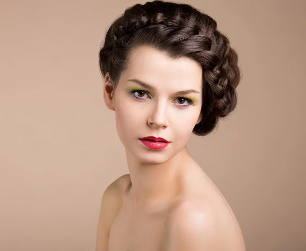 Weiblichkeit. Nostalgie. Pinup-Girl im Retro-Stil mit braunen geflochtenen Haaren. Romantik — Stockfoto