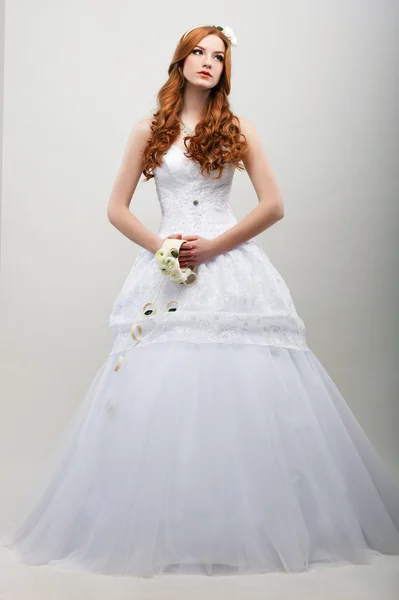 Duygusallık. buket çiçek ile beyaz uzun elbiseli romantik nişanlısı — Stok fotoğraf