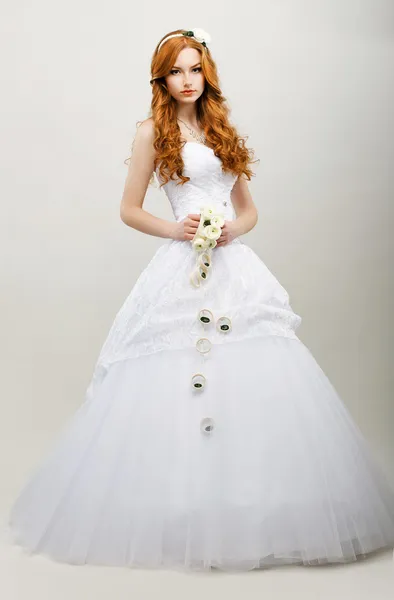 Ternura. Redhaired exquisito novia en vestido de novia blanco. Colección de moda de boda — Foto de Stock