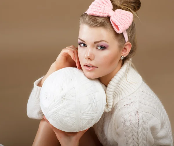 Schönheit pur. Frau im weißen flauschigen Strickpullover mit Garnhaken — Stockfoto