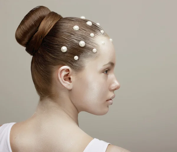 Yaratıcı saç modeli ile şık kadın profili. Gümüş boyalı saç — Stok fotoğraf