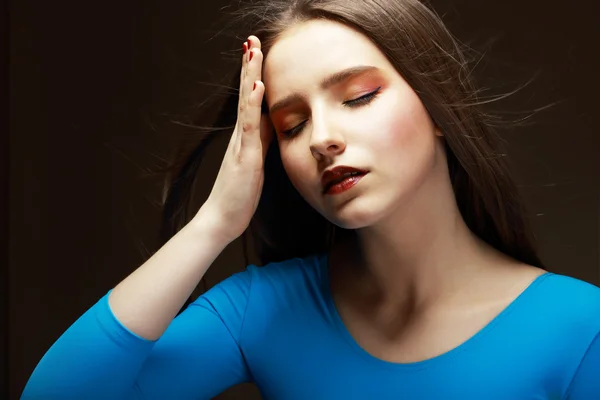 Sufrimiento. ¡Ay! Mujer cansada tocando su frente. Dificultades —  Fotos de Stock