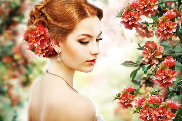 Rilassati. Profilo di Red Hair Beauty su sfondo floreale naturale. La natura. Fiore — Foto Stock