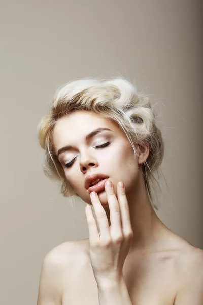 Reinheit. sinnliche romantische blonde Frau mit geschlossenen Augen, die ihr Gesicht berührt. Muse — Stockfoto