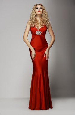 sofistike. baştan çıkarıcı kadın kırmızı moda elbise. Karizma