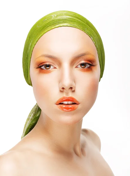 Arte. Mulher glamourosa em Headwear verde e maquiagem profissional na moda — Fotografia de Stock