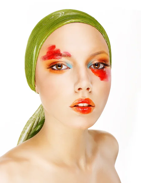 Fantasie. glamour. mannequin in groene sjaal en kleurrijke make-up — Stockfoto