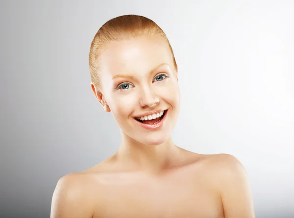 Mujer joven despreocupada divirtiéndose y sonriendo. Placer. —  Fotos de Stock