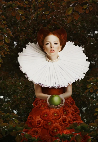 Vintage. Femme aux cheveux rouges stylisés dans Retro Jabot avec pomme verte — Photo