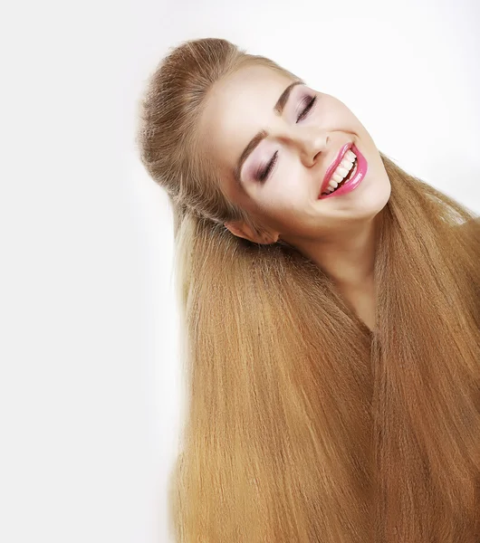 Sonrisa sincera. Mujer joven jubilosa con cabellos sanos que fluyen. Placer. — Foto de Stock
